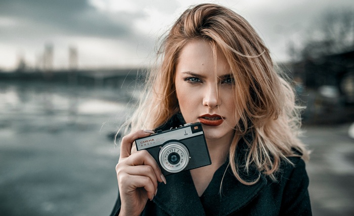 portrait, women, depth of field, Carla Sonre, women outdoors, green coat, blonde, coats, camera, face, Damian Piórko