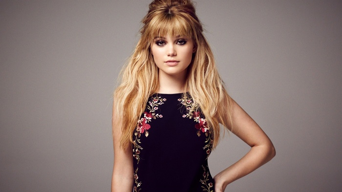 Olivia Holt blonde actress posing
