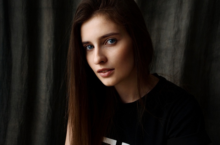 Portrait of Yana Maynik with blue eyes