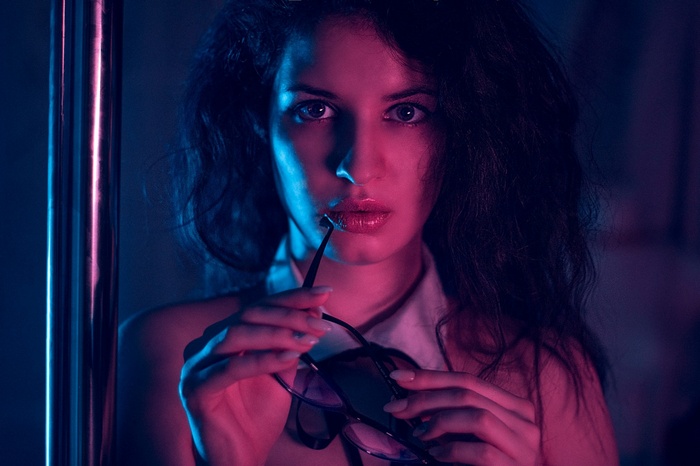 Anna Wolf holding sunglasses