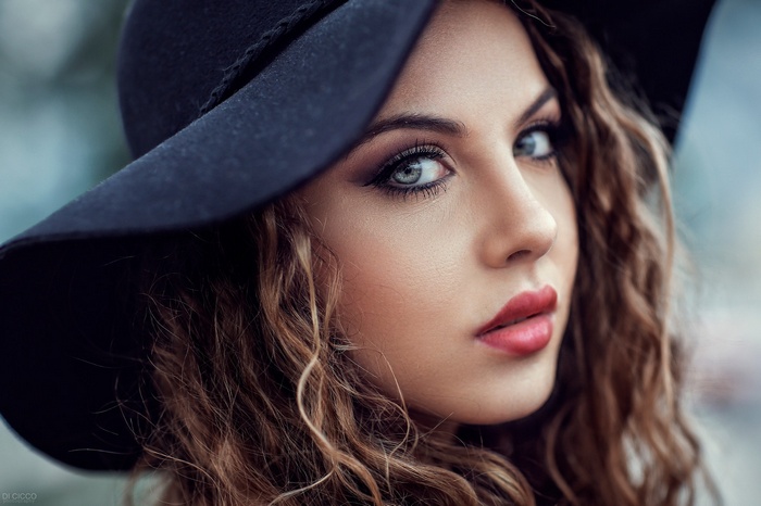 Woman with wavy hair and hat, portrait by Alessandro Di Cicco