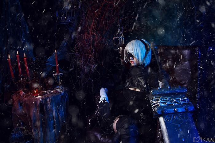 2B from Nier: Automata cosplay with blindfold and sword