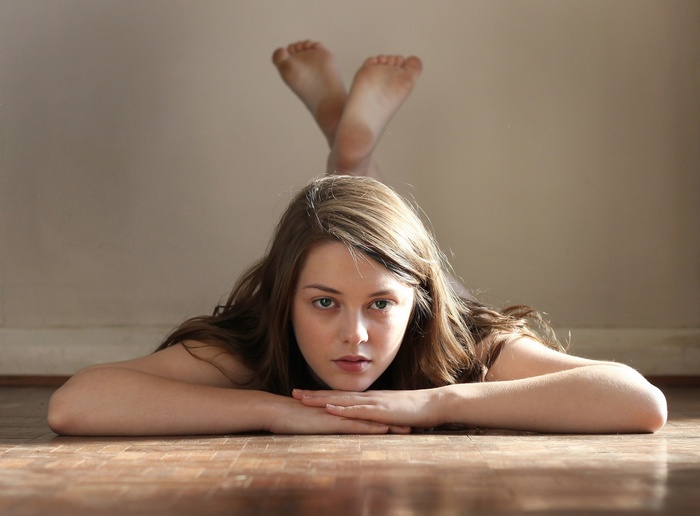 women, feet, lying on front, Imogen Dyer, brunette