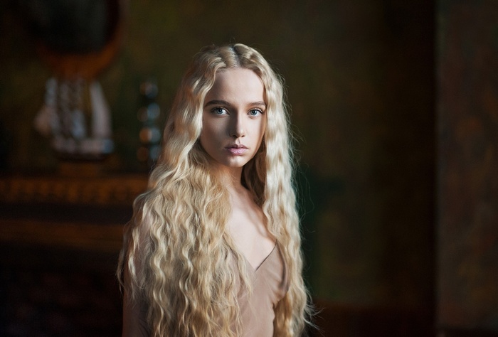 Portrait of a blonde woman with long wavy hair