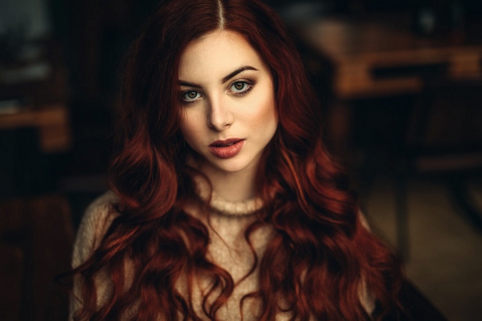 Redhead woman with curly hair and hazel eyes