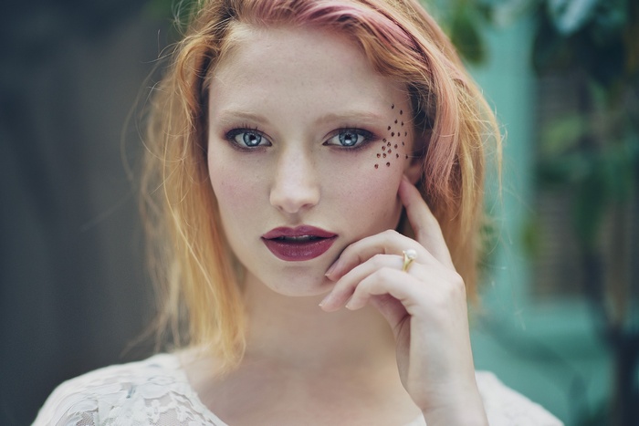 Anastasia Vervueren with makeup and ring