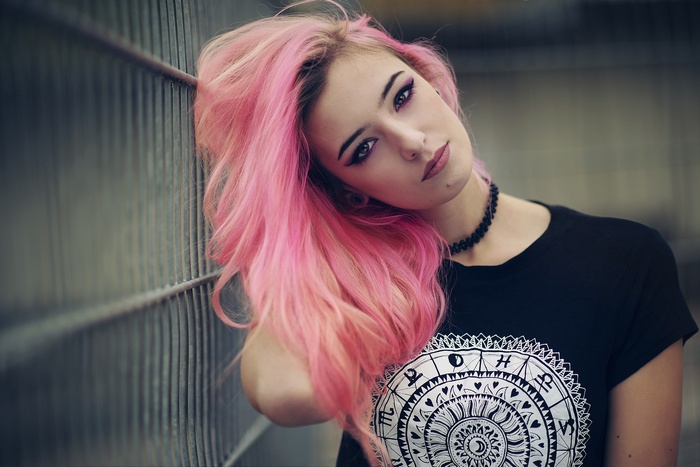 Woman with pink hair wearing a choker and T-shirt