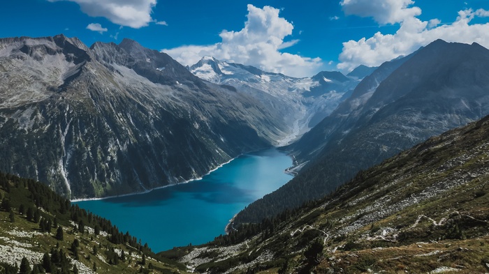 Turquoise lake surrounded by mountains and trees