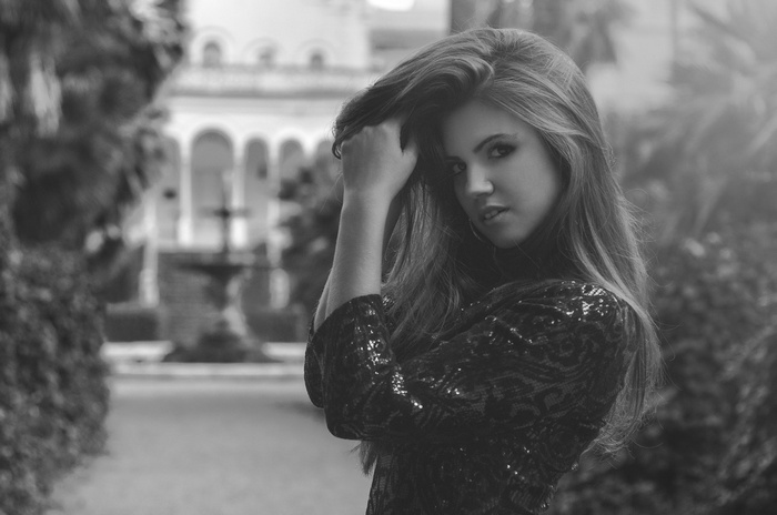 Sonia Ortiz portrait with hands in hair