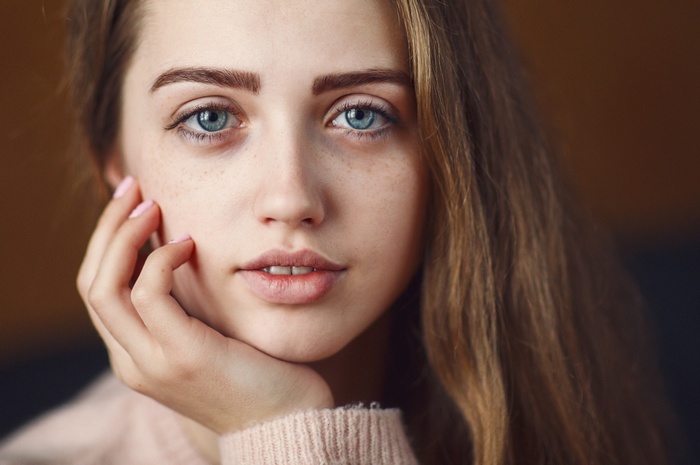 Woman with blue eyes and freckles