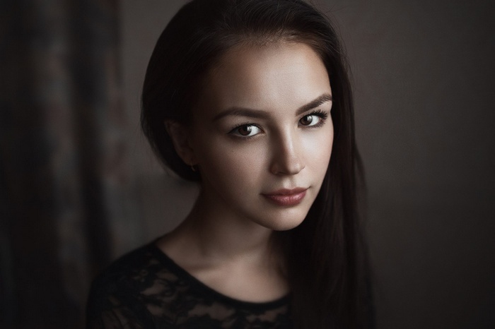 Portrait of a young woman with brown eyes
