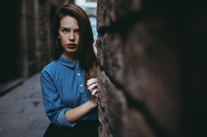 Woman with red lipstick in alleyway