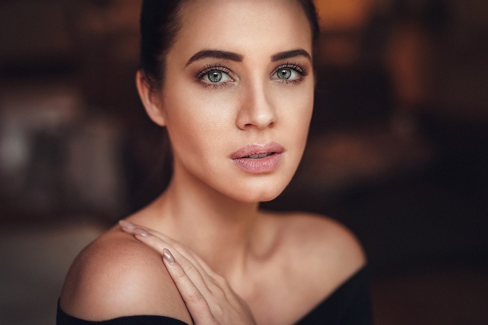 Portrait of a woman with green eyes
