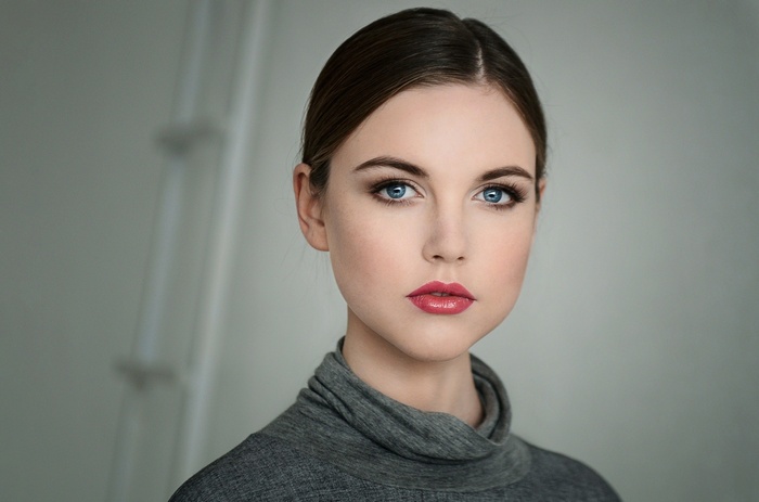 Woman with blue eyes and pink lipstick