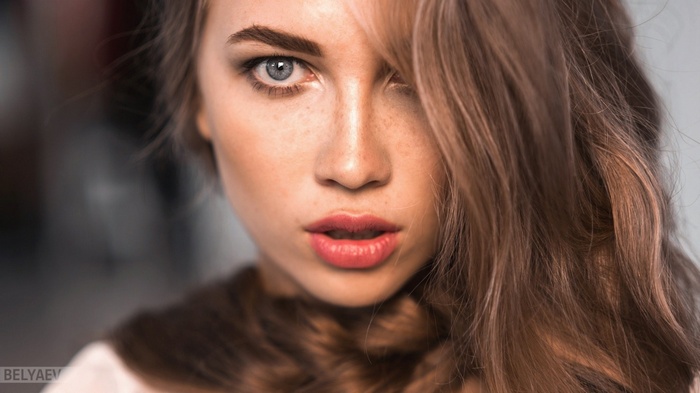 Woman with blue eyes and freckles