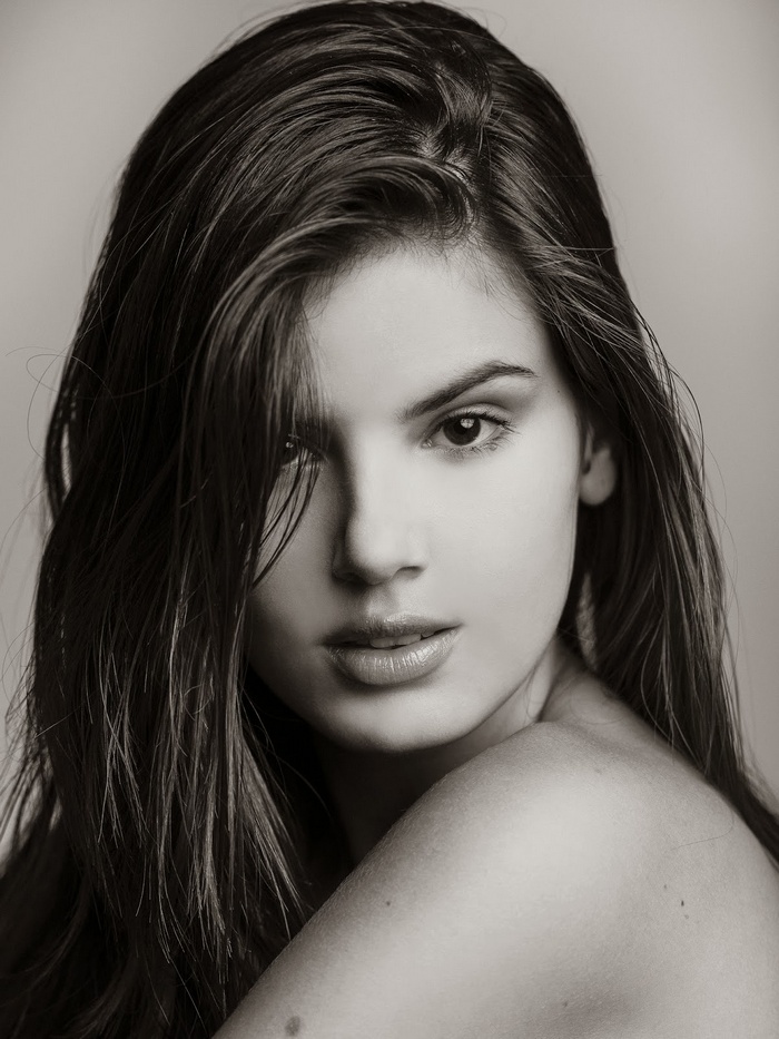Camila Queiroz, Brazilian actress, brunette