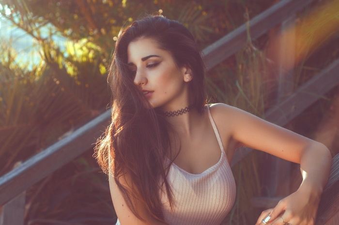 Raquel Puente wearing a choker necklace