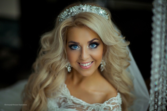 Bride with blonde hair and blue eyes wearing a tiara