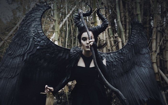 Maleficent cosplay with black wings and horns