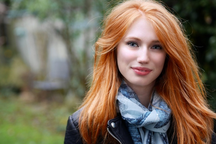 Redhead woman with blue eyes wearing a scarf