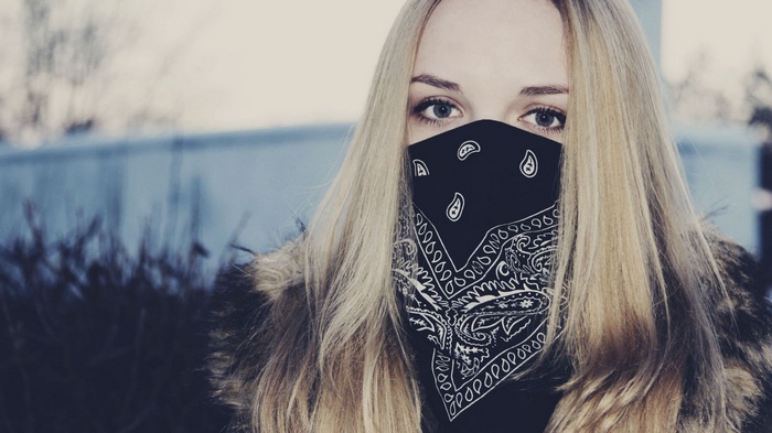 Woman with blonde hair wearing a bandana