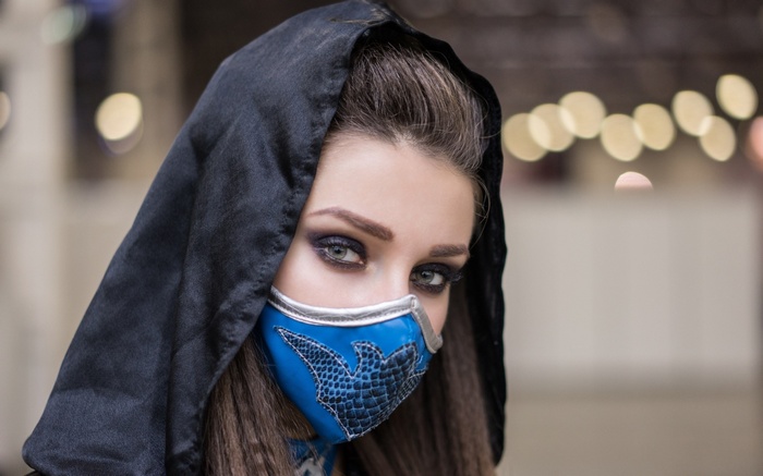 Woman in Sub-Zero cosplay from Mortal Kombat