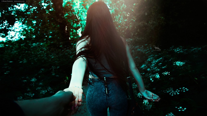 Woman with long dark hair in skinny jeans