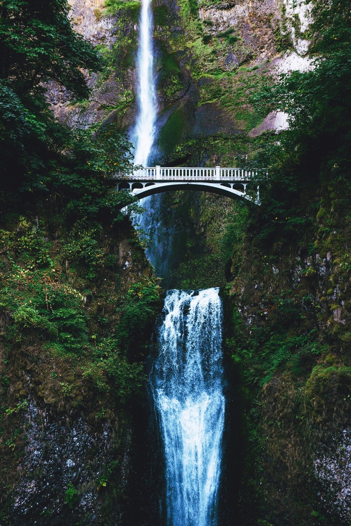 Multnomah Falls with historic bridge