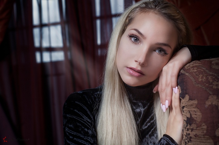 Portrait of a blonde woman