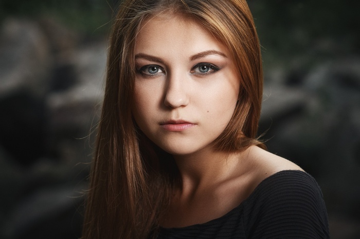 Woman with blue eyes and brunette hair
