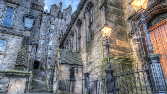 Old stone buildings and stairs with street lamps in Edinburgh