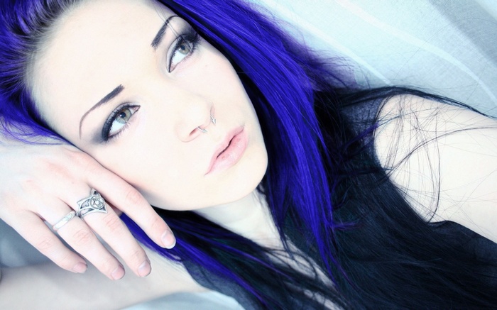 Woman with blue hair and nose ring
