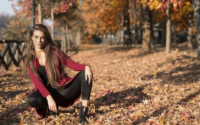 Woman posing in a park during autumn