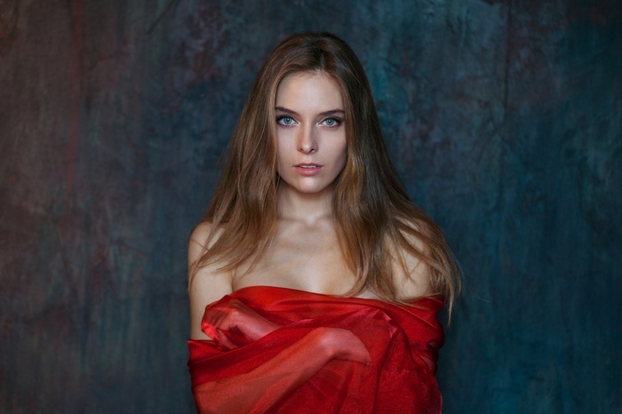 Amina Katinova, Maxim Maximov, women, simple background, portrait