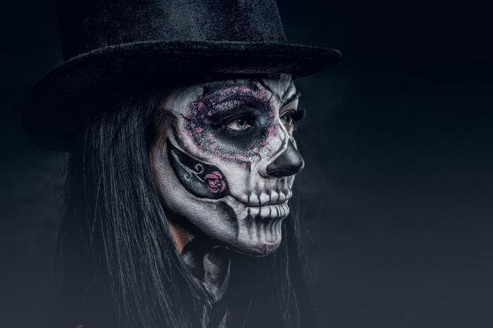 Woman with Dia de los Muertos makeup and top hat