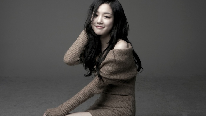 Lee Yu-Bi in a brown sweater
