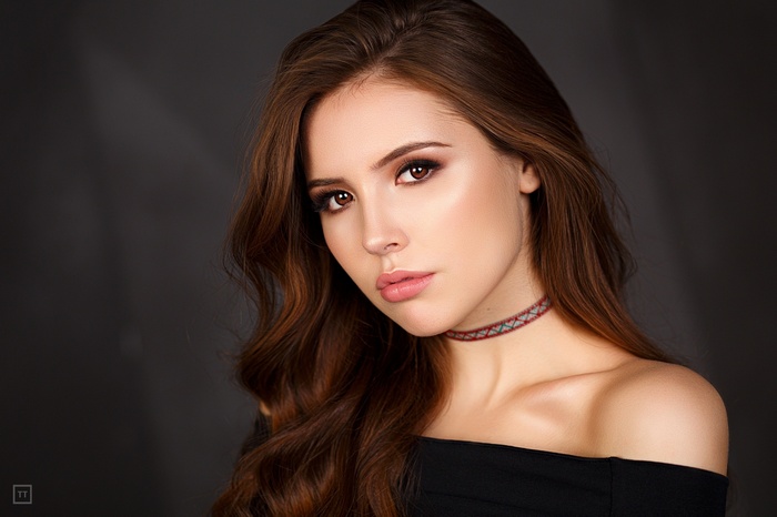 Woman wearing a choker with a simple background