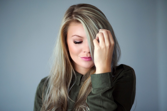 Paulina Horawa with hand in hair