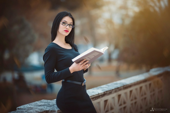 Agelos Tzitzifopoulos portrait of a woman with glasses reading
