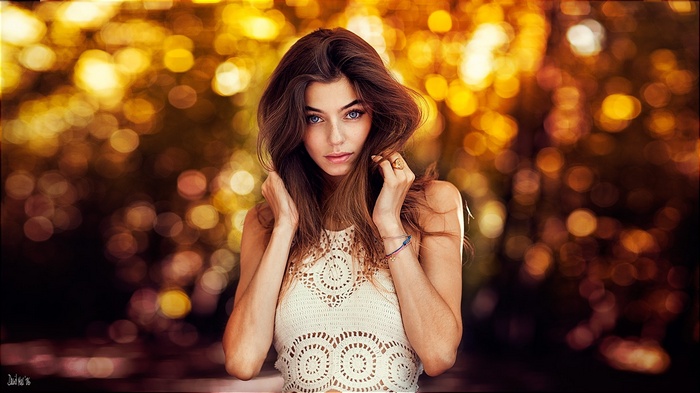 Portrait of a woman with blue eyes by David Mas
