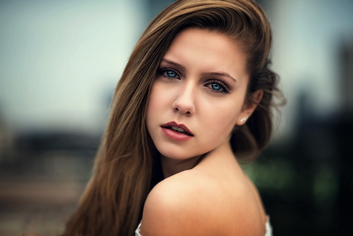 Portrait of a woman with blue eyes by Mark Prinz
