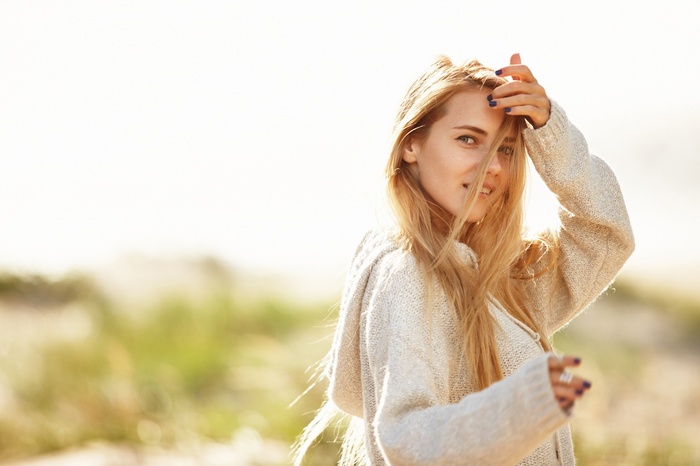 Alena Ushkova with blonde hair and blue nails