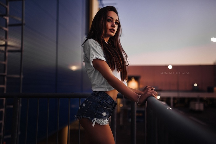 brunette, looking away, roman kuevda, women, jean shorts, depth of field, T-shirt, portrait, ass