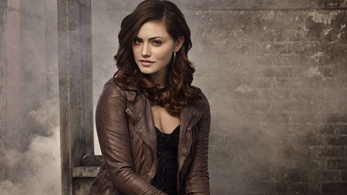 Phoebe Tonkin in a brown leather jacket