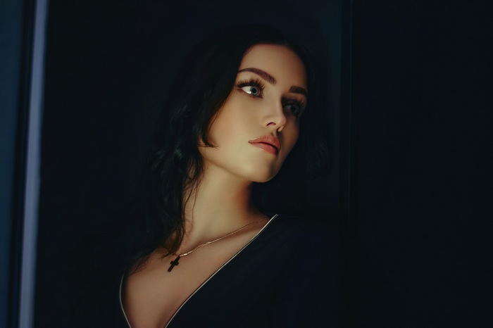 Kseniya Kalinovskaya with black hair and green eyes