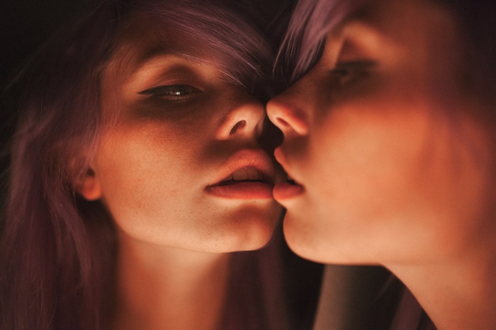 Skye Thompson and Ruby James reflected in a mirror