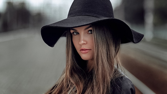 Woman wearing a black wide-brimmed hat