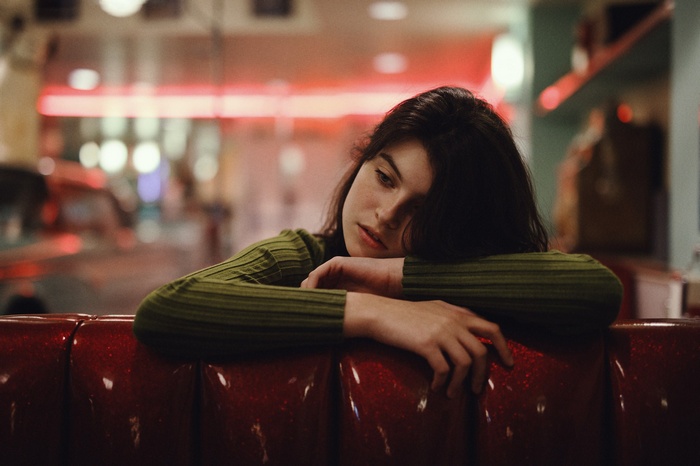 Raluca Vlad in a diner