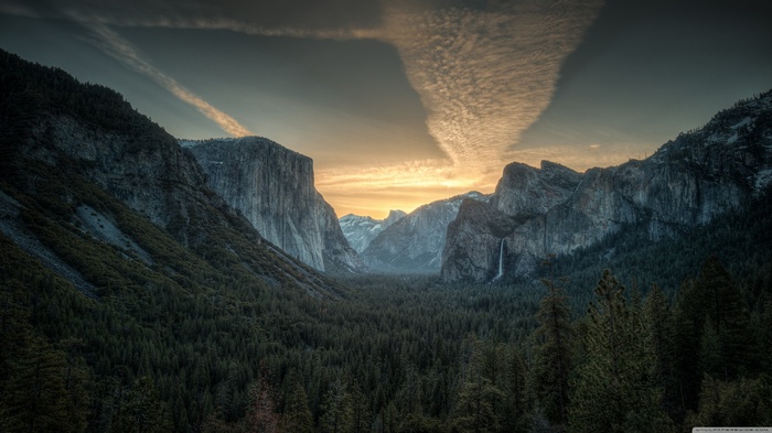 Yosemite National Park mountains at sunset