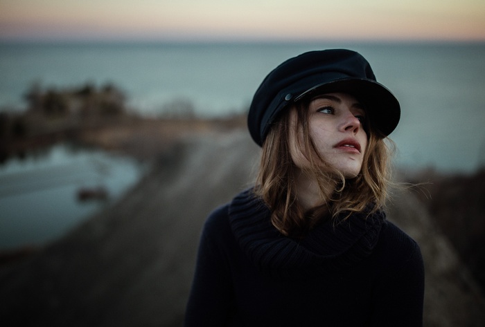Woman wearing a black hat and sweater outdoors
